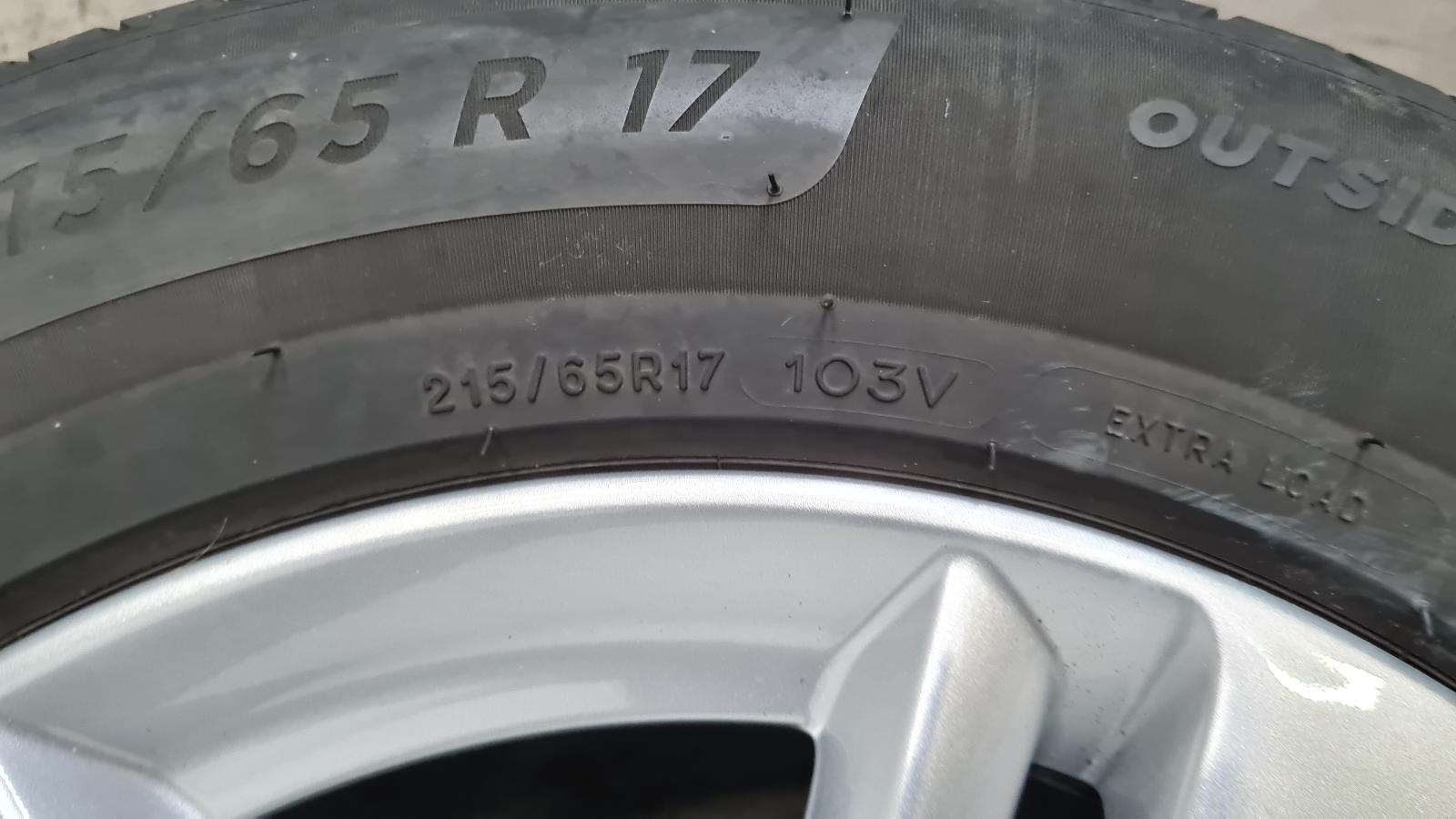 4X SETPRIJS MET ZOMERBANDEN MICHELIN PRIMACY 4 2X 4.5MM 2X 5MM 215/65 R17 103V VELG YP00064180 MET NAAFDOPPEN ZONDER WIELBOUTEN
