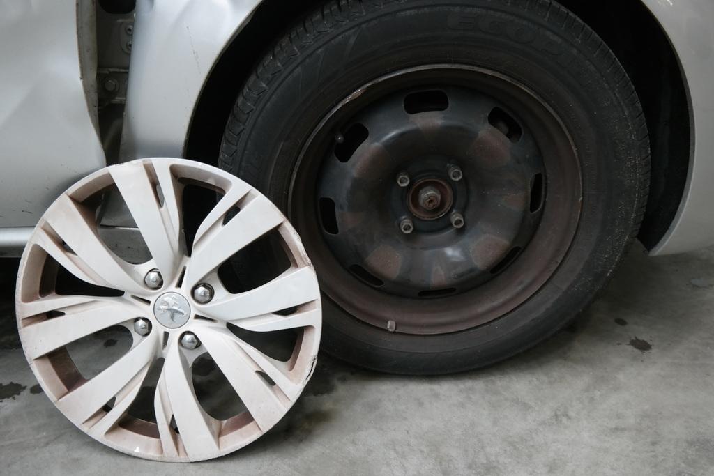 PEUGEOT 208 BERLINE