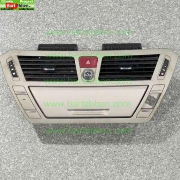 MIDDENDEEL DASHBOARD/ RADIOKLEP + LUCHTROOSTERS/ GRIJS MATINAL GEANODISEERD/ ZIE 8265AN 8265AP
