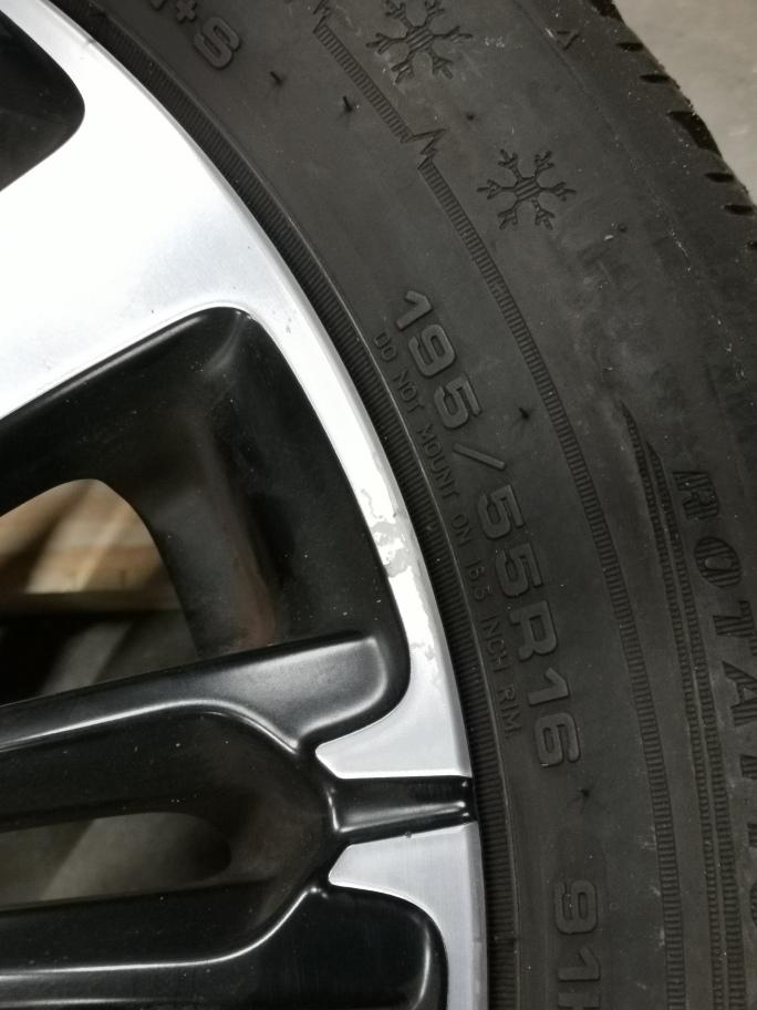 !4X SETPRIJS MET WINTERBANDEN DUNLOP WINTER SPORT 5 2X 6MM 2X 5MM !2X VELG MET STOEPRANDSCHADE 1X VELG MET LICHTE OXIDATIE PLEKKEN 9808137577 98081375XW