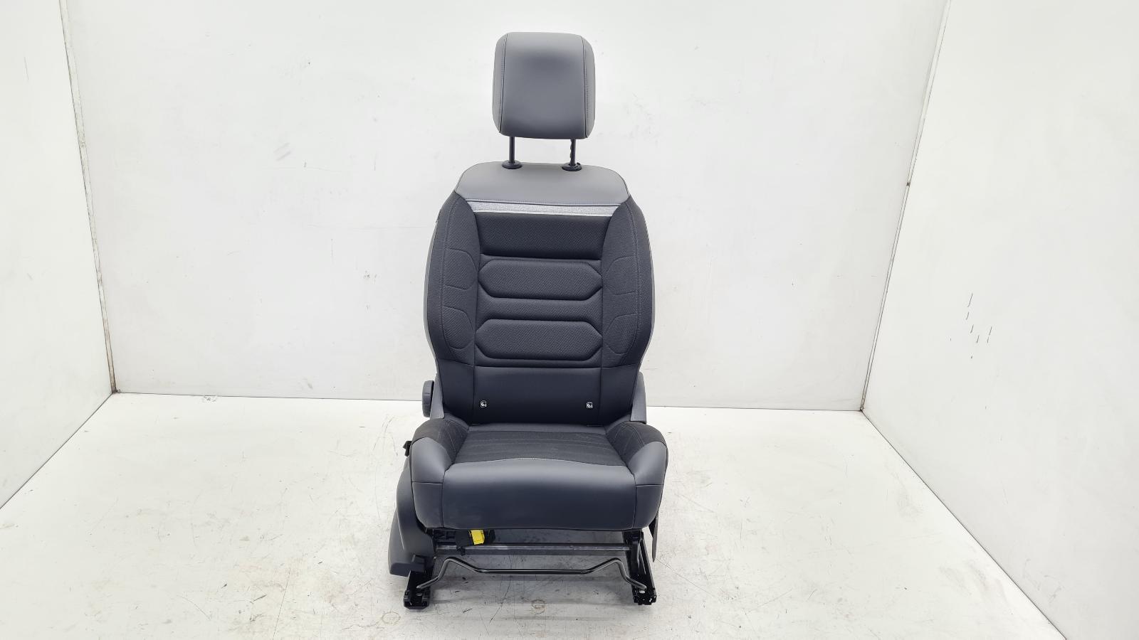 ZWART/ GRIJS STOF/LEDER BLAUWE STREEP A2 PVC NIXON + STOF V4 FC 1622708080 9813461080 1686593380 16865912ZD HZD ZWART MISTRAL 1686593580 16865928ZD HZD ZWART MISTRAL MET HOOFDSTEUN 16865893YC HYC NIXON MET RAILS ZONDER AIRBAG
