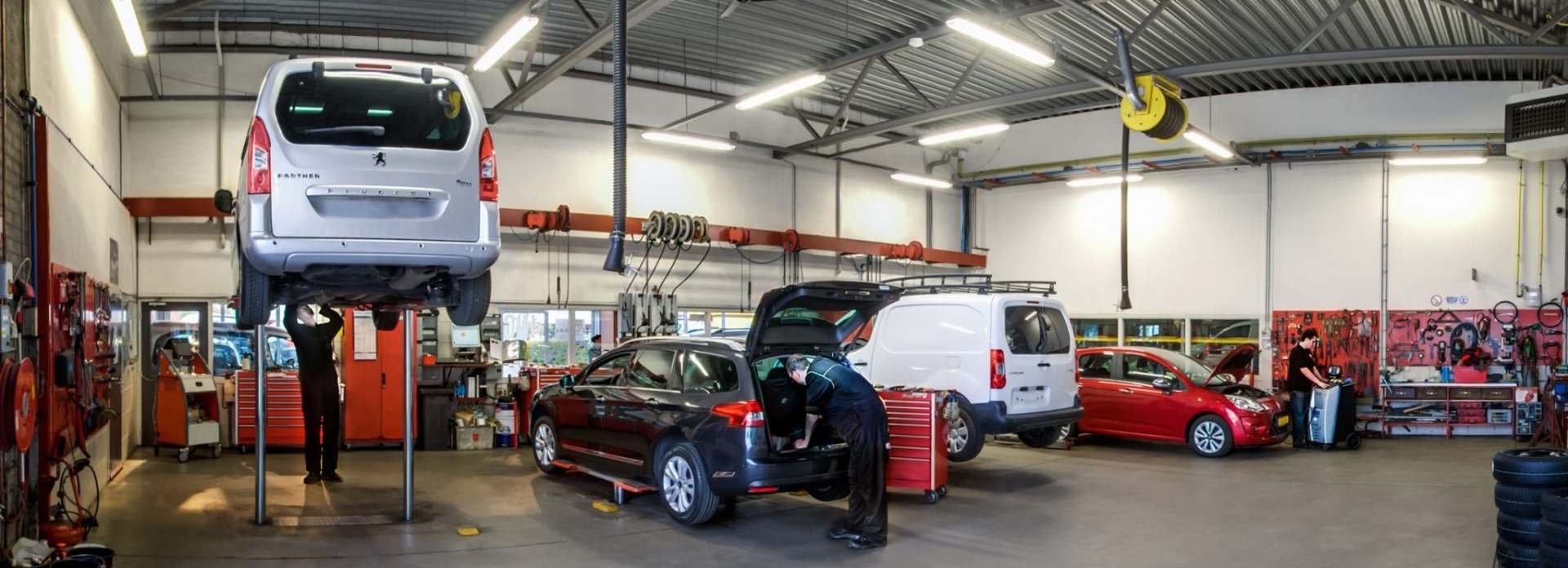 Fully equipped workshop at Car dealership Bart Ebben for Citroën Peugeot Renault